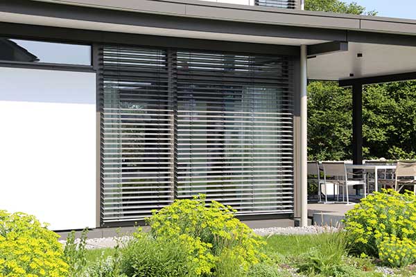 Fenster mit Aussenjalousien HS Fenster Haustüren Sonnenschutzsysteme Puchheim